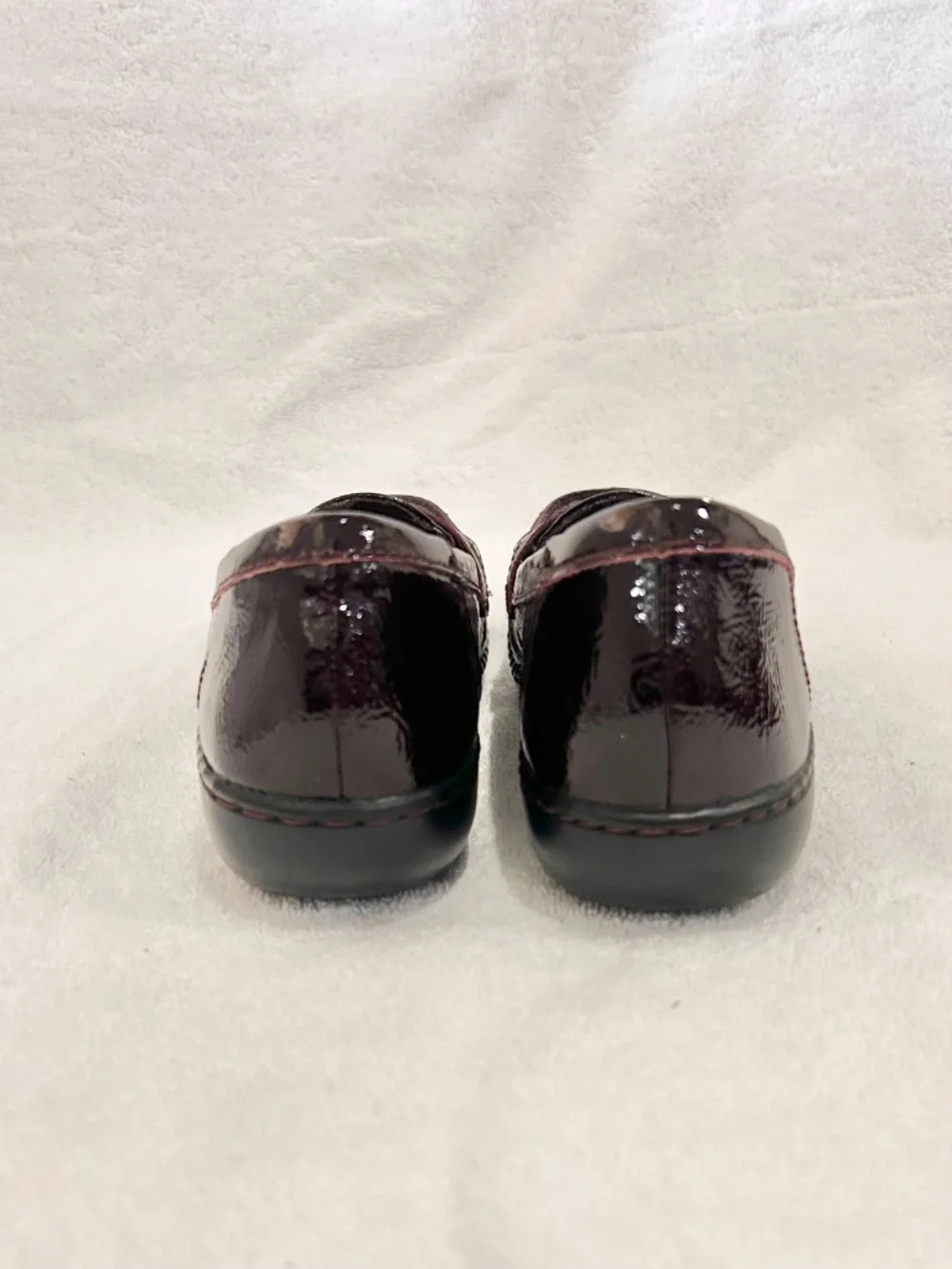 Clarks Ashland Bubble Slip on Loafer Wedge sole Tassels shiny patent maroon sz 8